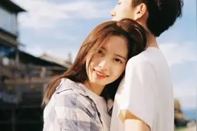 兄妹年纪相差18岁，哥哥带女友回家，妹妹的举动萌化全家人图片