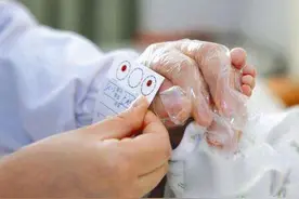 孩子3岁变得傻瓜，问题多！原来是出生在医院没做这1件事情图片