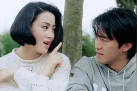 她参演了5部《逃学威龙》，戏份却越来越少，从女主逐渐演成女配图片