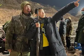 胡军儿子康康长大了！12岁身高快赶上爸爸，样貌成熟显男子气概图片