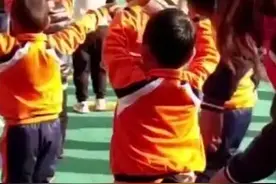 孩子裤子里拽出一物，笑翻幼儿园老师，网友：爸爸等着跪搓衣板吧图片