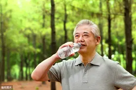 “多喝水”的道理我都懂，但臣妾真的做不到啊图片