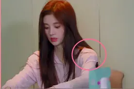 “四千年”鞠婧祎的小平肩是假的？她的心机穿搭，简直是窄肩福音图片