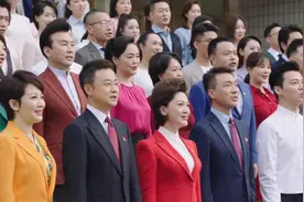 央视百位主持合唱红歌，5人有单人镜头，双C位撑门面，龙洋获力捧图片