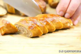 鸡蛋皮制作的蛋卷吃腻了，试试豆皮肉卷，比香肠还好吃图片