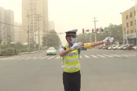 【我在岗位上】沙尘天气影响交通 新疆和田交警全力保畅通图片