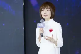 51岁鲁豫近况曝光，头发凌乱穿着随意，身形消瘦到都撑不起衣服图片