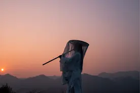 剑未配妥，已入江湖。漂泊江湖几载，惯看秋月春风，浸淫江湖血腥图片