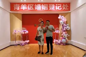 30岁小伙娶56岁成都大妈，婚后妻子主动去医院做试管婴儿，跨越世俗眼光的爱情图片