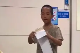 父亲患病入院，男孩带弟妹轮流照顾，网友捐款：懂事得让人心疼图片