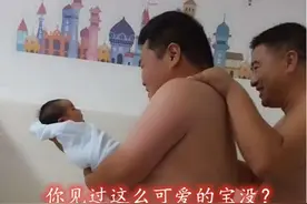 “新晋奶爸”抱娃火了，一秒钟后还给护士，宝宝：我是烫手山芋吗图片