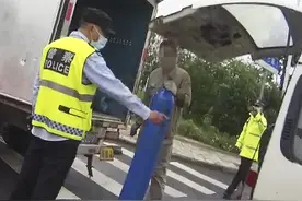 面包车私拆座椅，载运焊氧气瓶被查图片