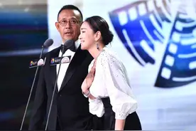 55岁巩俐与58岁姜文同台！颁奖顺便抱一个，台下陈道明葛优都笑了图片