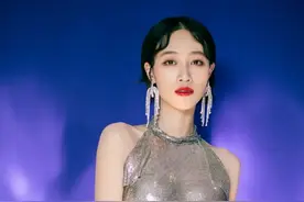 蓝盈莹成团夜太惊艳！穿“液体裙”大秀“水蛇腰”，真美出新高度图片
