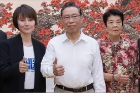 钟南山老伴罕露面，穿“奶奶衫”长得一脸正气，84岁身姿依旧挺拔图片