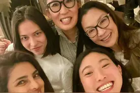 好莱坞5大亚裔女神齐聚一桌，杨紫琼素颜上镜，吴珊卓C位大笑图片