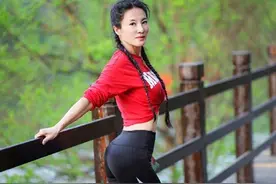 52岁的她是真的牛，年轻火辣完爆18岁少女，一点都不像装嫩图片