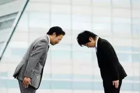 国际礼仪｜礼多人不怪--正确行鞠躬、拥抱、贴面及吻礼图片
