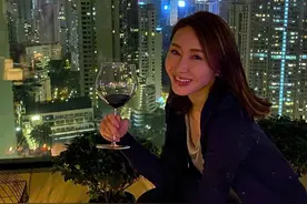 48岁黎姿天台与友聚会，不用管3孩子心情大好，笑眼却难掩鱼尾纹图片