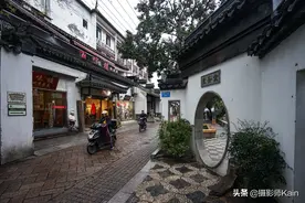 被称为“最强地级市”的苏州，市中心完全没有高楼，街道狭窄陈旧图片