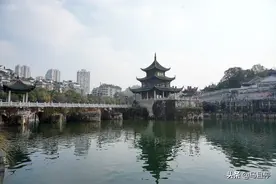 贵州贵阳闹市区有座楼，屹立江上已有400年，还是国宝级古迹图片