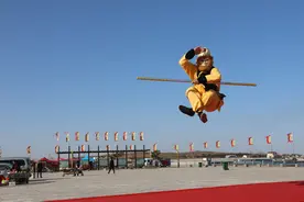夺人目光，“孙悟空”青岛归来，海滨耍戏吸引游客图片