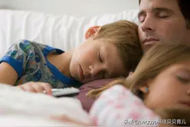 对于孩子晚上不睡觉的问题，笨妈妈靠吼和打，聪明妈妈靠一句话图片
