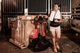 香港美女当搬运工，月薪2万，4年前爆红的港版罗拉，现在怎样了图片