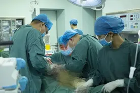 五十多岁大叔被蚊子“咬”险截肢22天5次手术命悬一线 与“死神”赛跑图片
