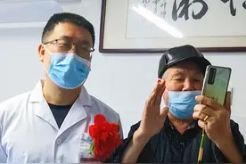 洛阳7旬大爷金句“推销”李大夫，医生全程淡定配合一言不发，网友：好有爱图片