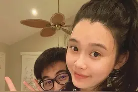 赌王离世后首秀恩爱 何猷君工作到凌晨被奚梦瑶催快休息图片