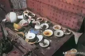 江苏发现江都王墓，墓室摆有一桌美味饭菜，旁边还躺着一个男子图片