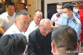 这一刻，车厢安静了图片