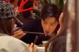 李沁现身肖战庆功宴被疑恋爱，打扮低调面对面吃火锅，粉丝先辟谣图片
