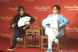 高晓松与“矮大紧”比帅，手拿折扇有气质，与“蜡像”如复制粘贴图片