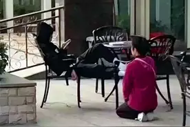 为了让儿子去上学，妈妈下跪1小时，儿子拍下后发朋友圈“炫耀”图片