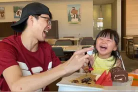 福原爱晒女儿庆生照，萌娃笑到见牙不见眼，长得太像妈妈了图片