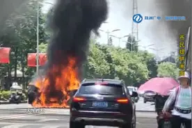 小车起火 消防紧急扑救图片
