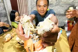 小伙从海边泥滩里抓到的美味，一回家马上就料理了，太鲜了吧视频封面