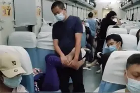 内蒙古一男子乘火车时，怕老婆睡觉脚悬空，抱着老婆的脚一晚上图片