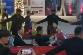 好尴尬！张智霖现身，50个保镖手拉手围着车跑，网友却问这是谁图片