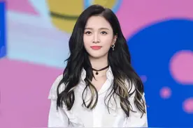 吴宣仪白色蕾丝拼接衬衫录制综艺，温柔又甜美图片