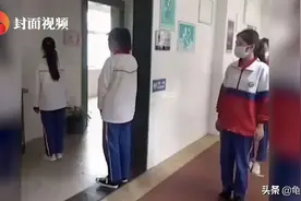 中小学复课后排队上厕所，网友：除了戴好口罩还得穿好纸尿裤图片