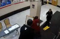 不满医院探病管理，她掀桌子砸告示牌，还连打保安4记耳光图片