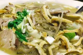 郑州一家宝藏小店，招牌豆腐菜是正宗郏县味，附近居民端着碗来吃图片