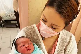恭喜！34岁香港女模特在街边穿羊水，剖腹产下第3胎，决定封肚图片