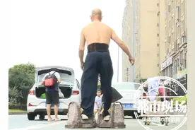 大爷自创“石锁功”，穿216斤石鞋散步，好似年轻小伙图片