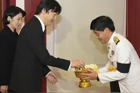 泰国枢密院大臣，履行王室职责，获得王室勋章，曾看望百岁老人图片
