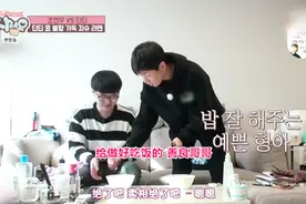 韩国明星煮泡面，还加了叉烧一起吃，经纪人弟弟完全被迷住视频封面