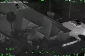 震惊！美国12岁男孩与14岁女孩持枪和警方对射半小时【新闻早七点】图片